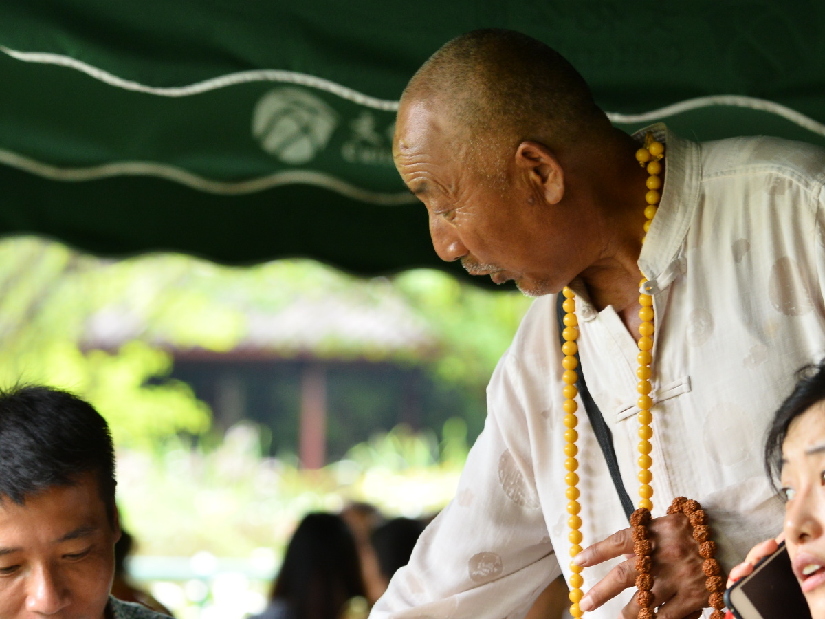 "和尚"花言巧语.用像机揭露社会上的假,丑,恶.(一)