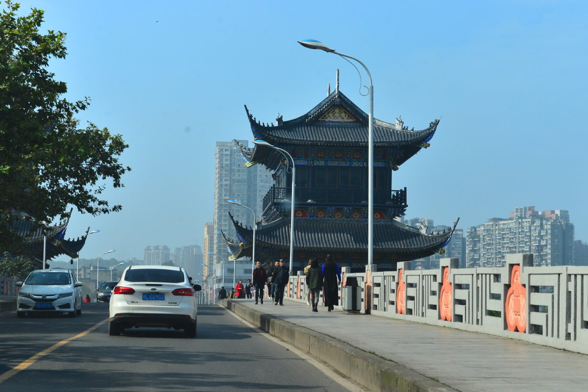 在汽车内行驶中街拍抓拍乐山市区街景