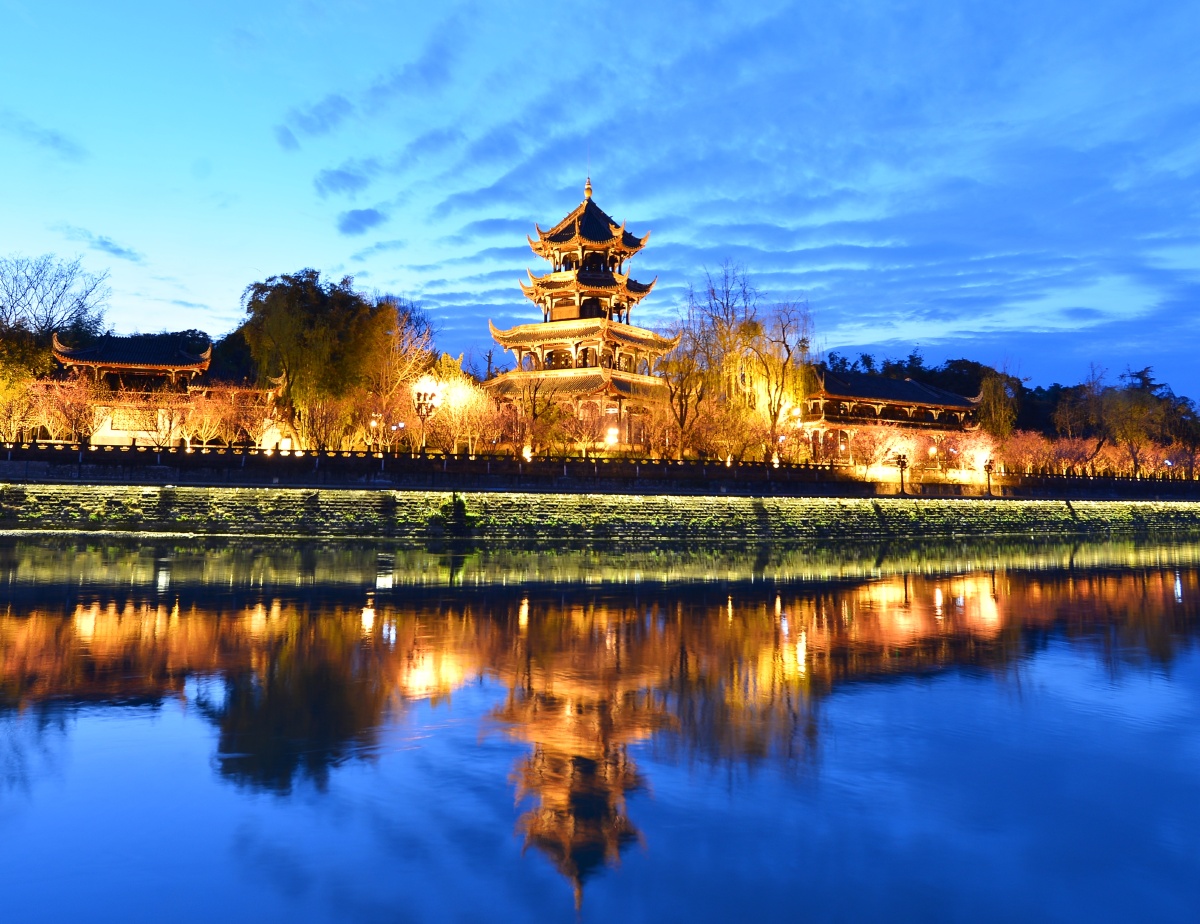 成都望江楼历史上就是摄影打卡地今年春节配灯光但感觉光的色彩配得单