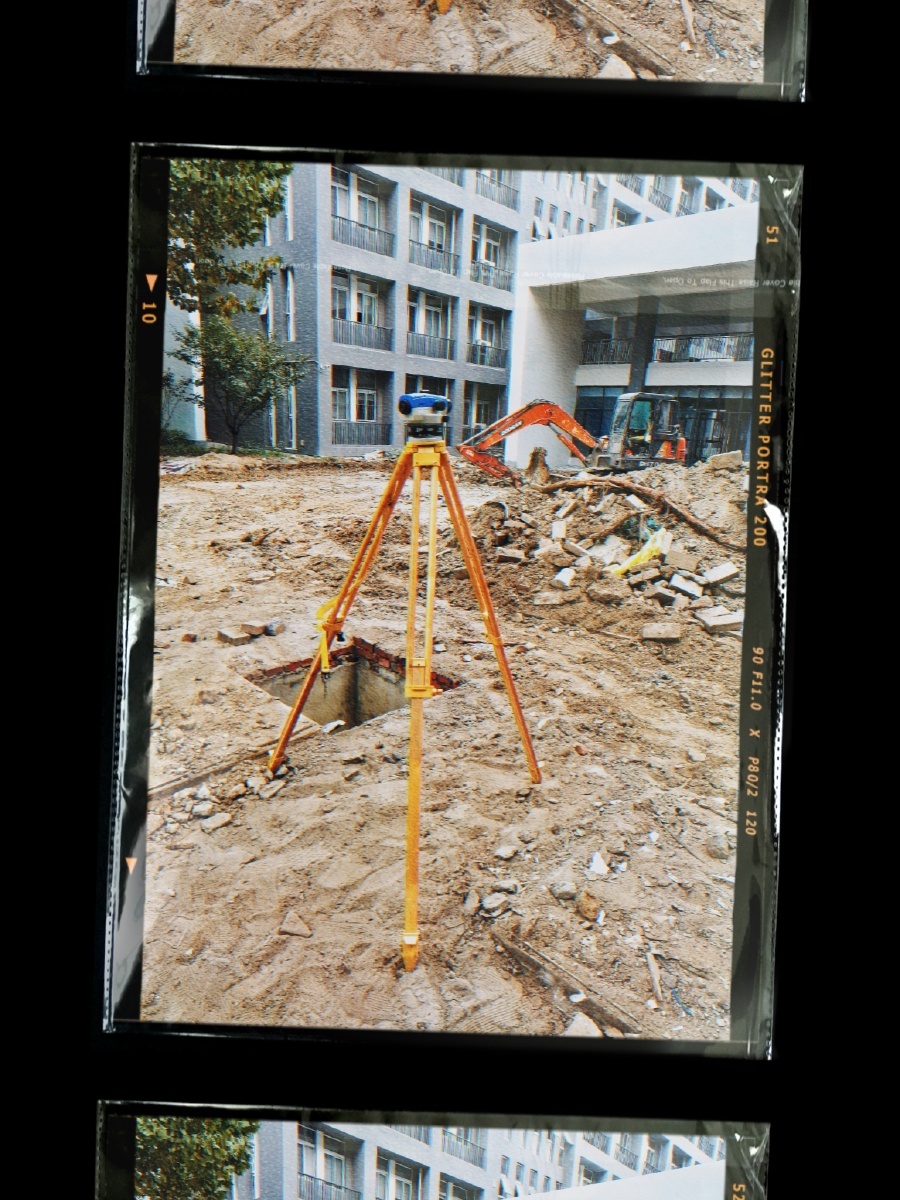 工地上的三脚架