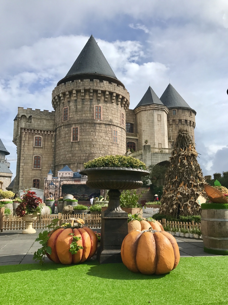 越南岘港巴拿山上,整个城堡都是法式建筑,非常漂亮.