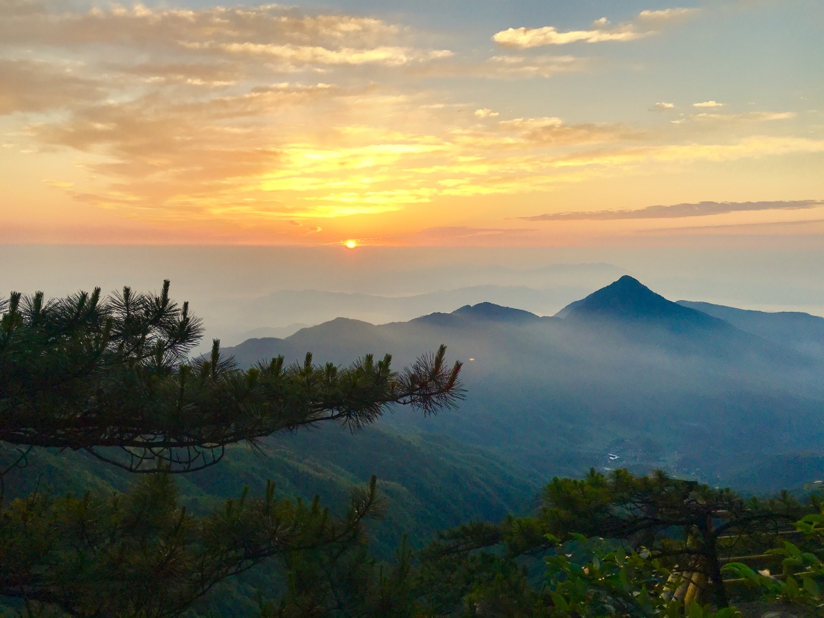 日岀明月山江西宜春的明月山风景名胜区,奇石怪岩耸立,造型独特,.