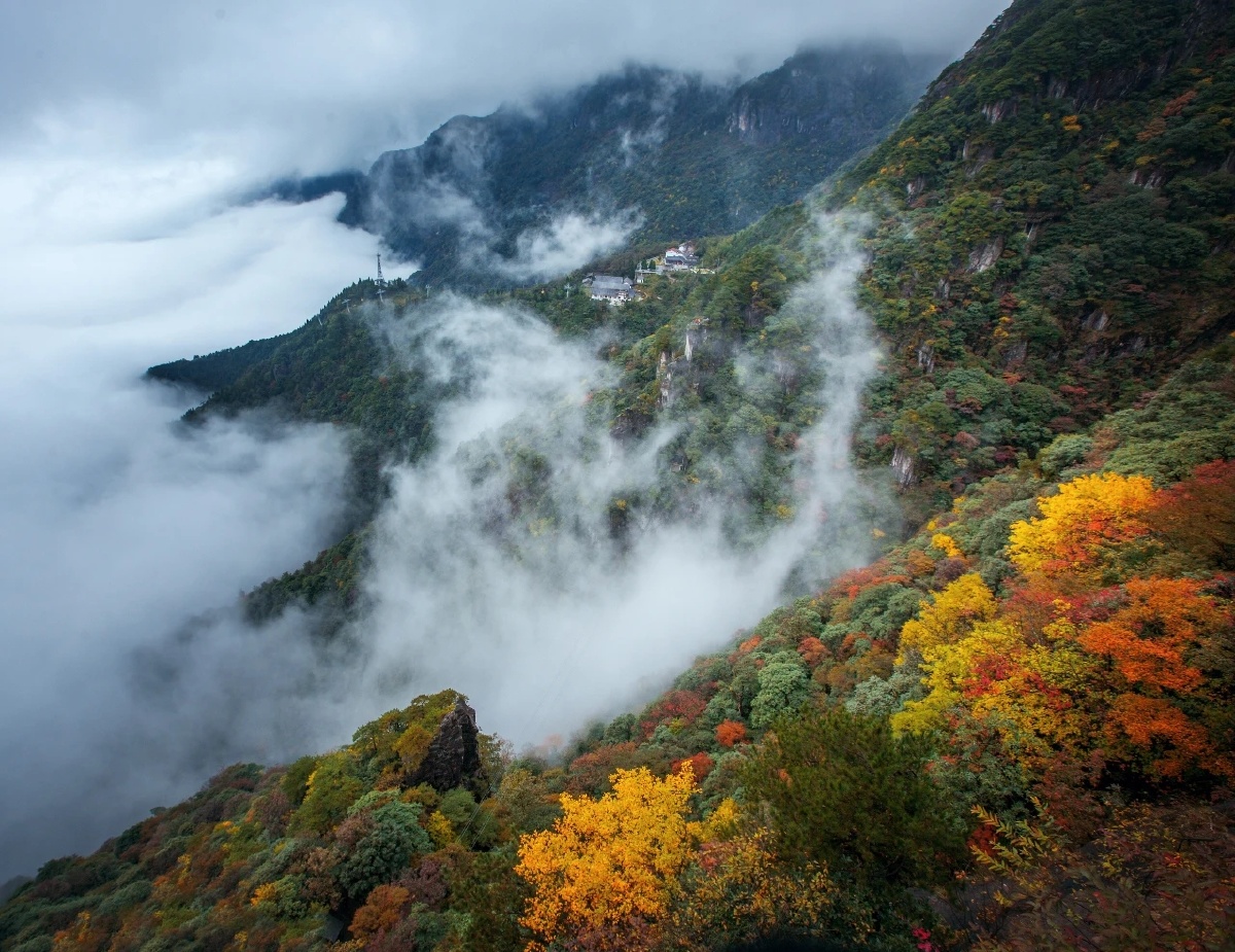 武功山让你沉醉于青山白云绿水之间