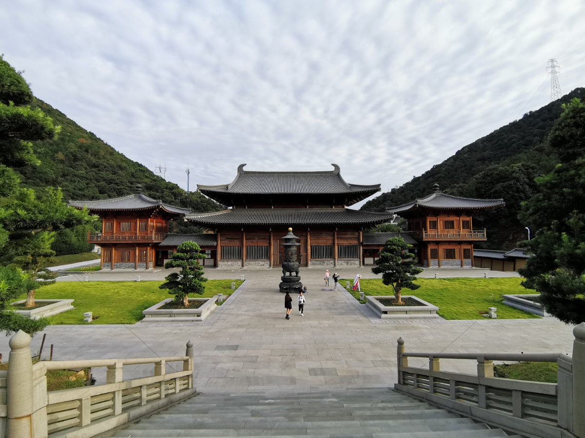 游宁波镇海九龙湖香山寺据说每年有很多香港明星来上烧香拜佛其中包含