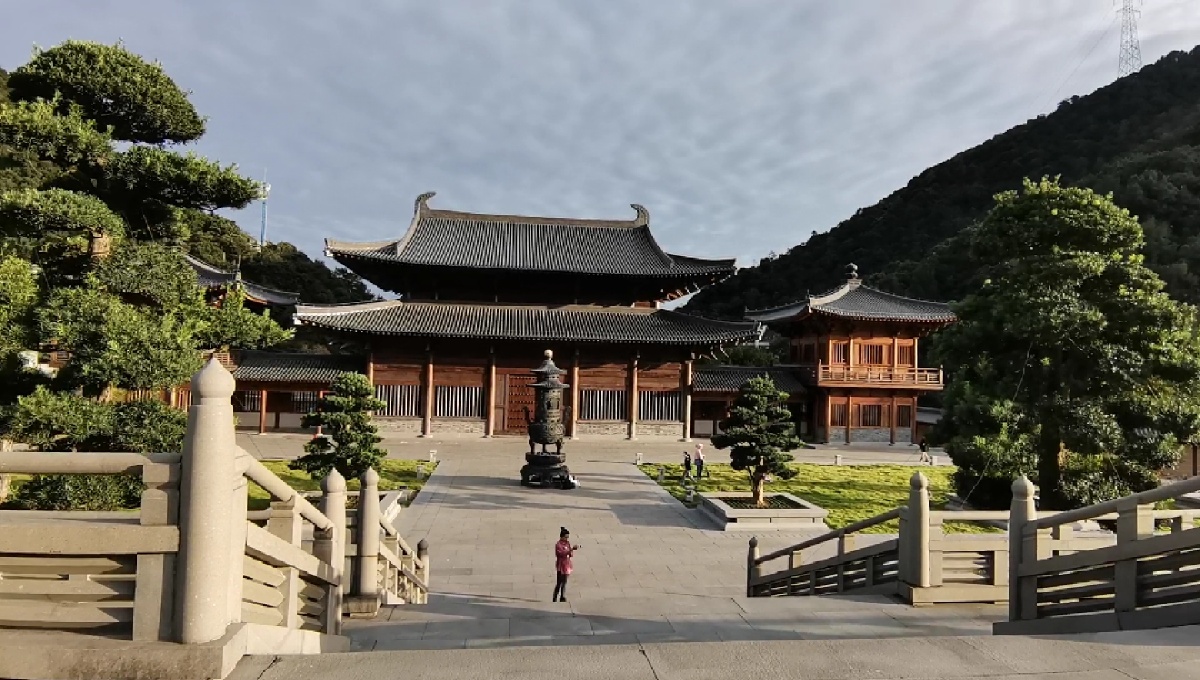 游宁波镇海九龙湖香山寺据说每年有很多香港明星来上烧香拜佛其中包含