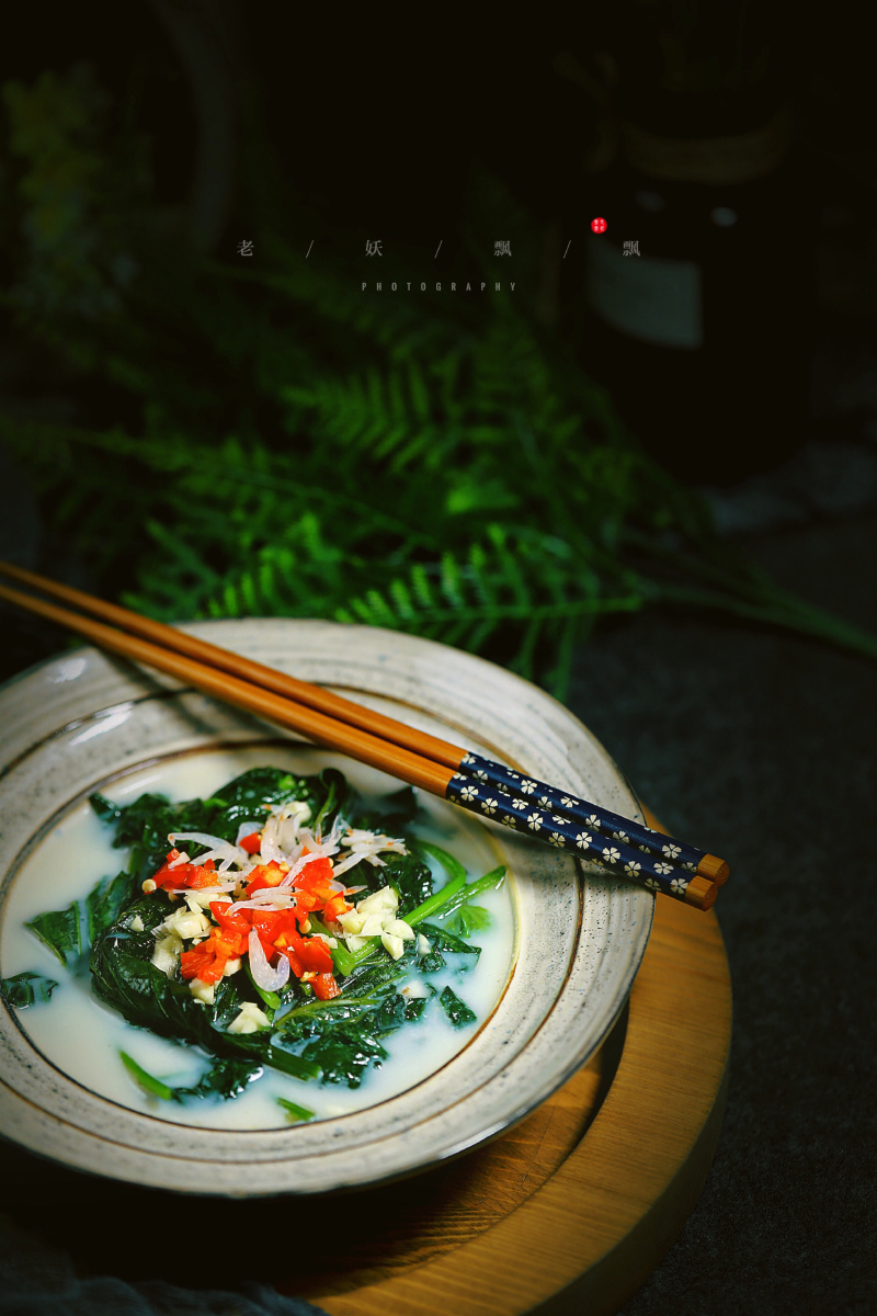 上汤地瓜叶用黄油和牛奶做汤汁吃起来更香也许是妖自创反正在店里没