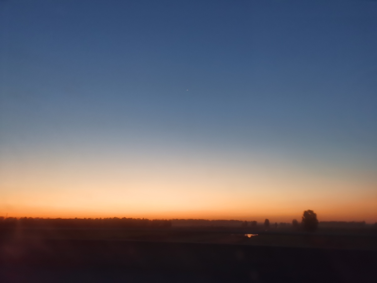 凌晨六点车上看到的美景北方