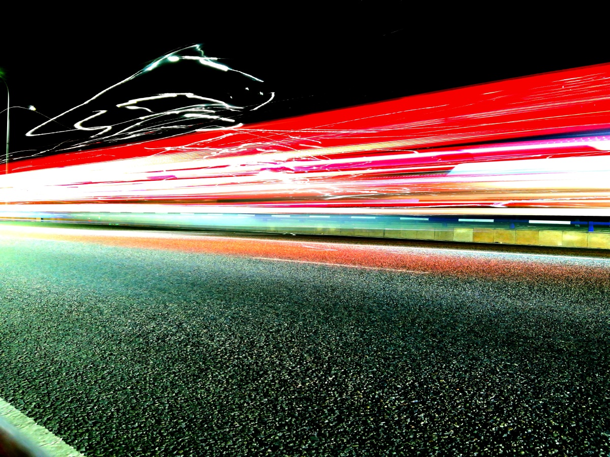 汽车驶过也会像鸟儿飞过一样留下它的影子