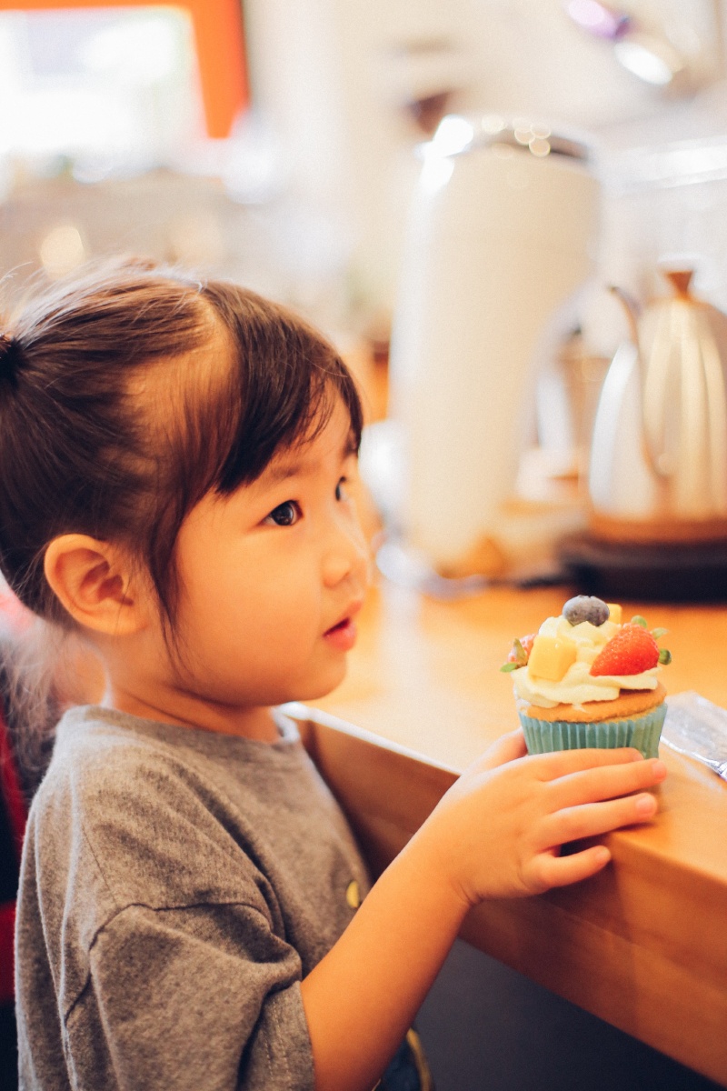 喜欢吃蛋糕的小女孩
