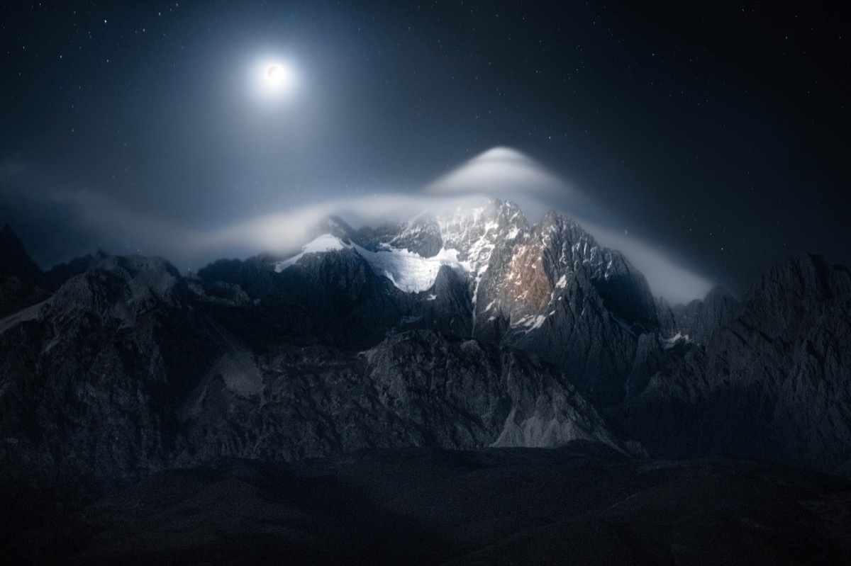 本来大晚上是去玉龙雪山打卡的,最近云南气候多变,在路上开着车突然