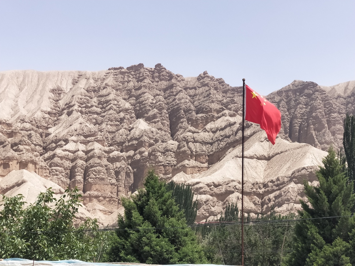 喀什地区叶城县棋盘乡——荒山下的国旗