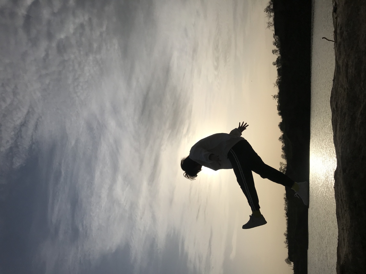 追光的人自己也会身披万丈光芒