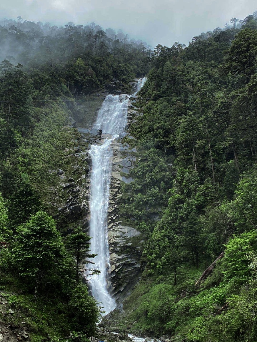 林芝墨脱路段瀑布