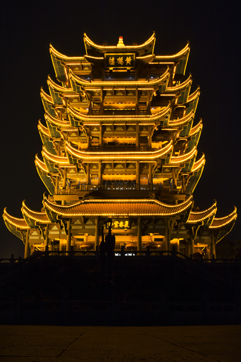 黄鹤楼黄鹤楼位于湖北省武汉市长江南岸的武昌蛇山之巅濒临万里长江是