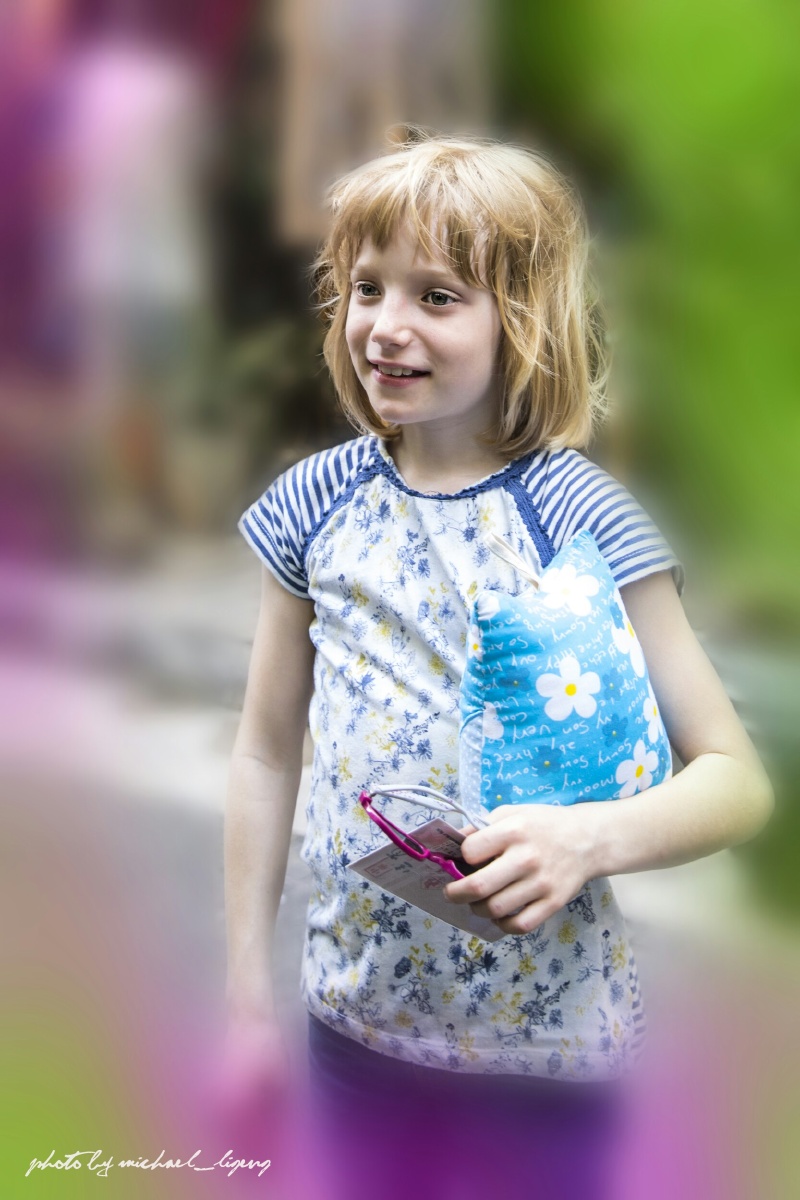 爱笑的外国小女孩