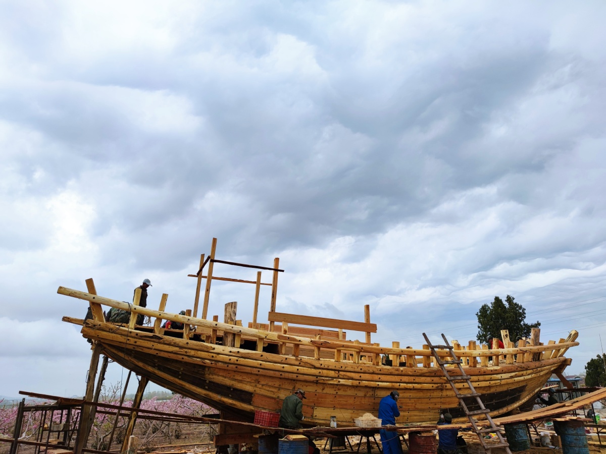 造船工人出海木船制造打鱼船