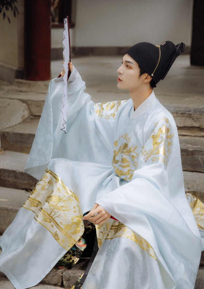 特色汉服照片白色龙纹