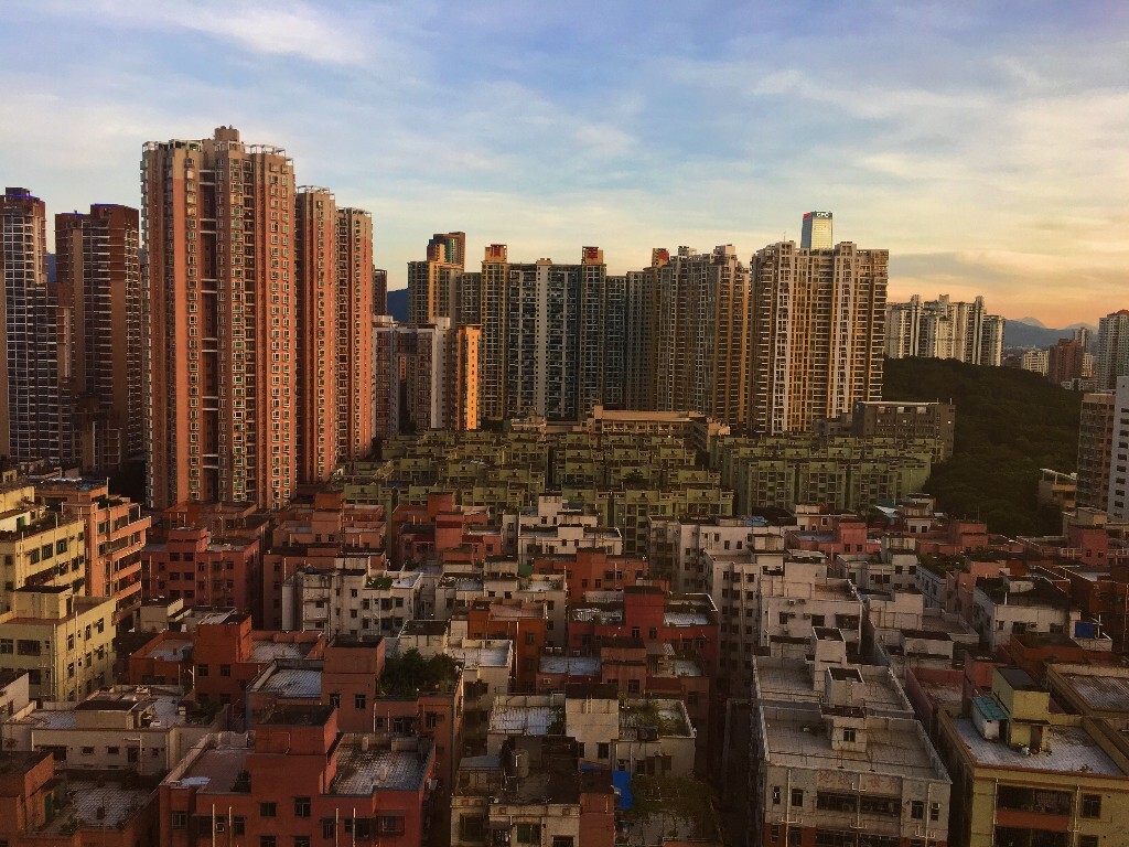 夕阳下，从前往后，从低到高的楼层排列，城市一步步发展起来，这里就是深圳
