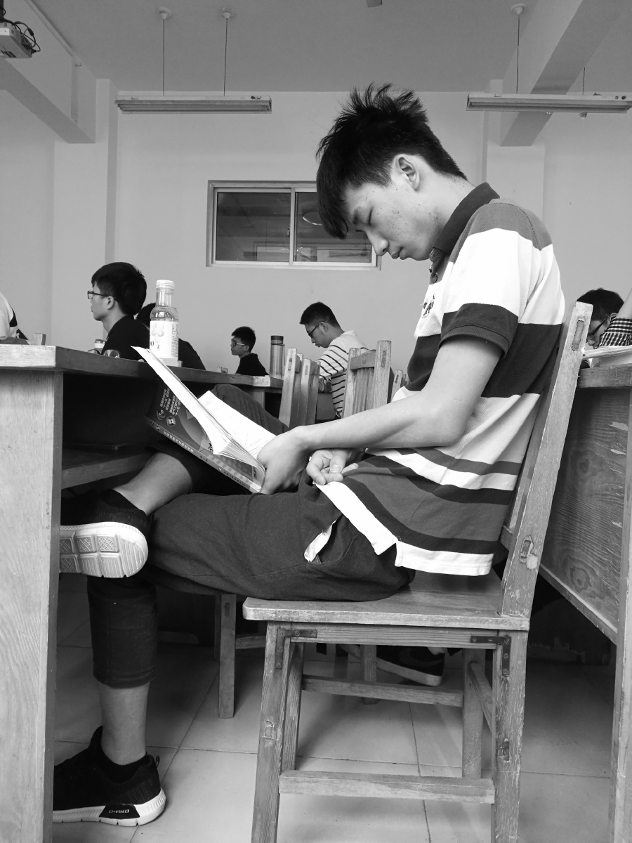 大学生活 理工类的课 挺无聊的同学就睡着了感觉挺有意思的 就抓拍了