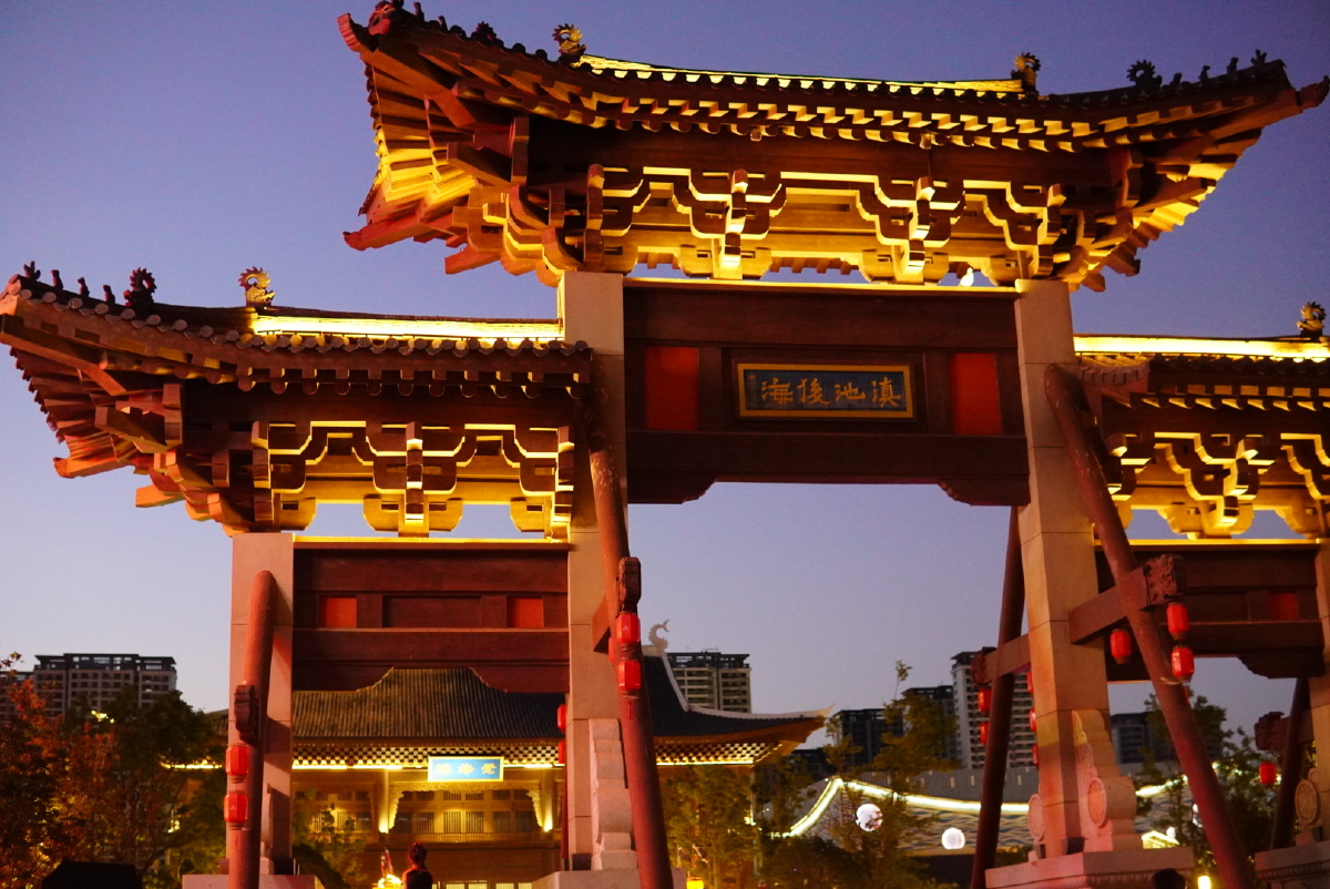 昆明夜景建筑晚上城市风格傍晚风景滇池后海