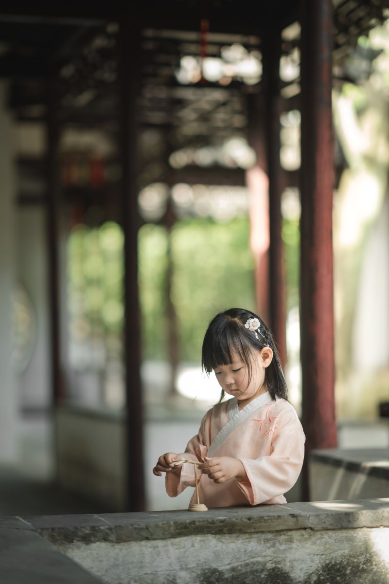 儿童竹马笑谈新