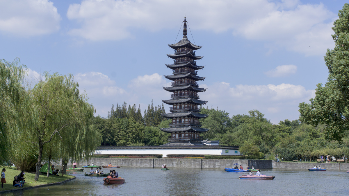 像是八九十年代爸爸妈妈们谈恋爱的风景.