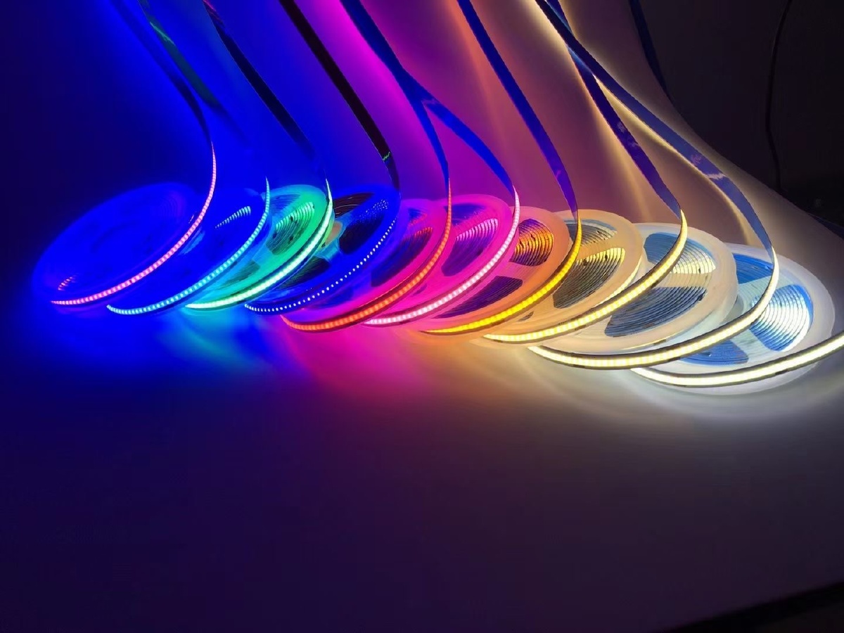 家装线性灯光源cob灯带低压灯带里面的天花板