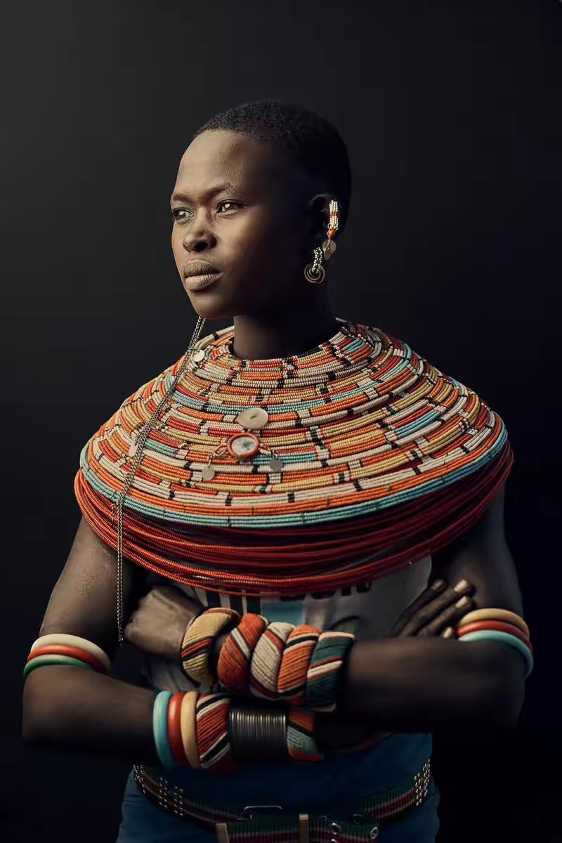 在肯尼亚北部的evaso村,住著一群色彩缤纷的养牛人 - 桑布鲁人.