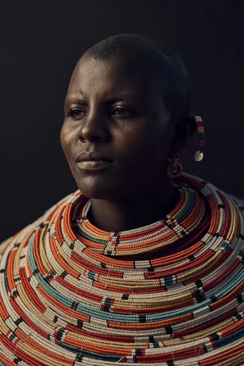 在肯尼亚北部的evaso村,住著一群色彩缤纷的养牛人 - 桑布鲁人.