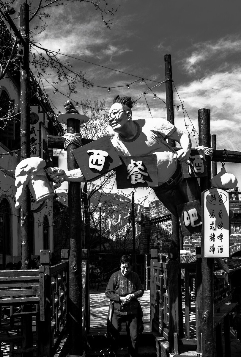 地地道道的中国老人，在机缘巧合之下遇到老人从西餐厅出来，老人的表情和环境有着鲜明的对比。觉得很意思。