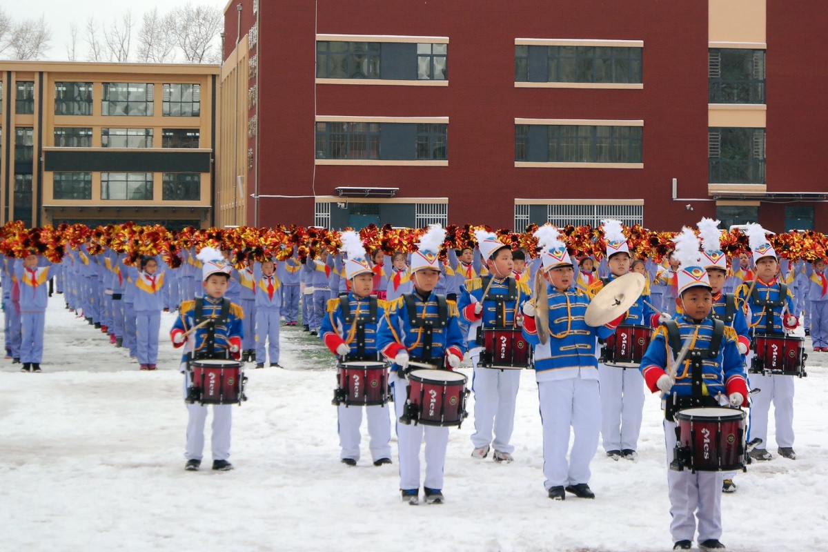 冰天雪地中的行进打击乐队