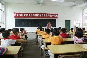 我们和湖口小学的小哥哥小姐姐一起上了人生第一节小学语文课