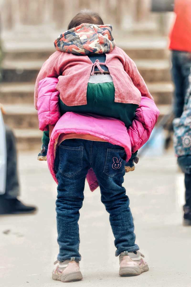 背小孩的小女孩