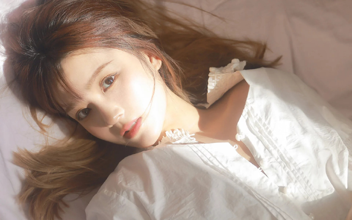 清纯美女朦胧光影极品白皙的肌肤在午后的阳光下熠熠生辉