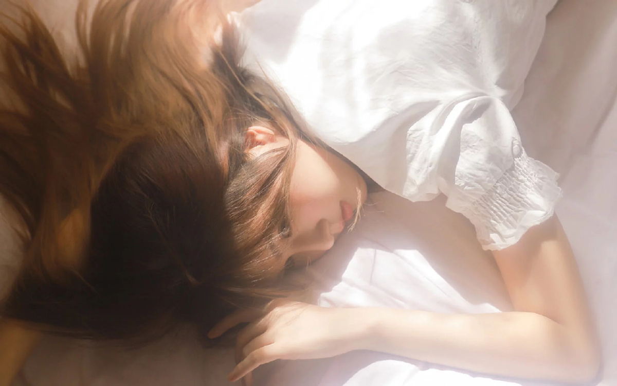 清纯美女朦胧光影极品白皙的肌肤在午后的阳光下熠熠生辉