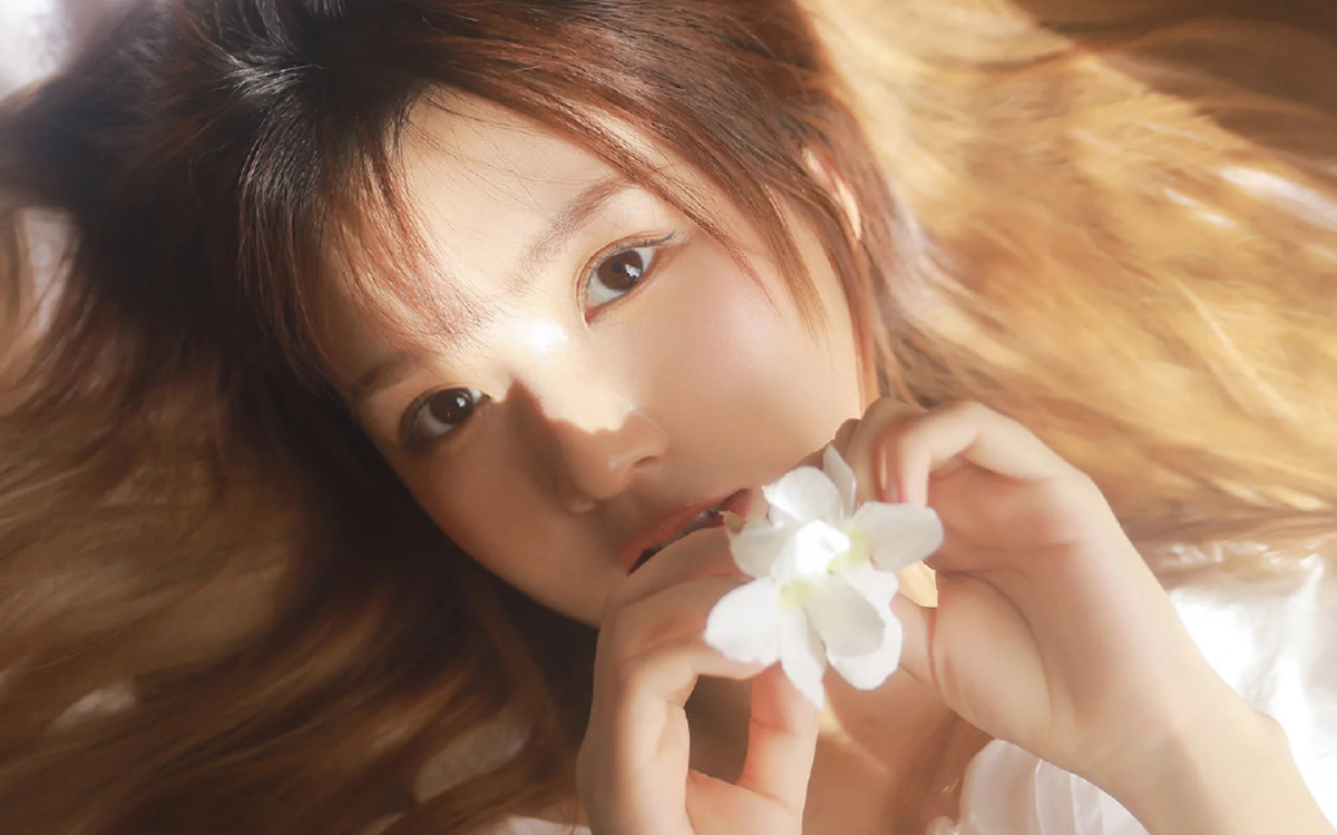 清纯美女朦胧光影极品白皙的肌肤在午后的阳光下熠熠生辉