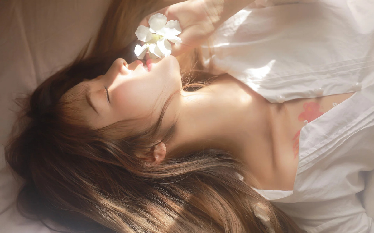 清纯美女朦胧光影极品白皙的肌肤在午后的阳光下熠熠生辉