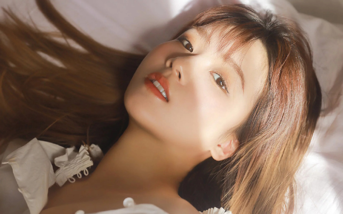 清纯美女朦胧光影极品白皙的肌肤在午后的阳光下熠熠生辉