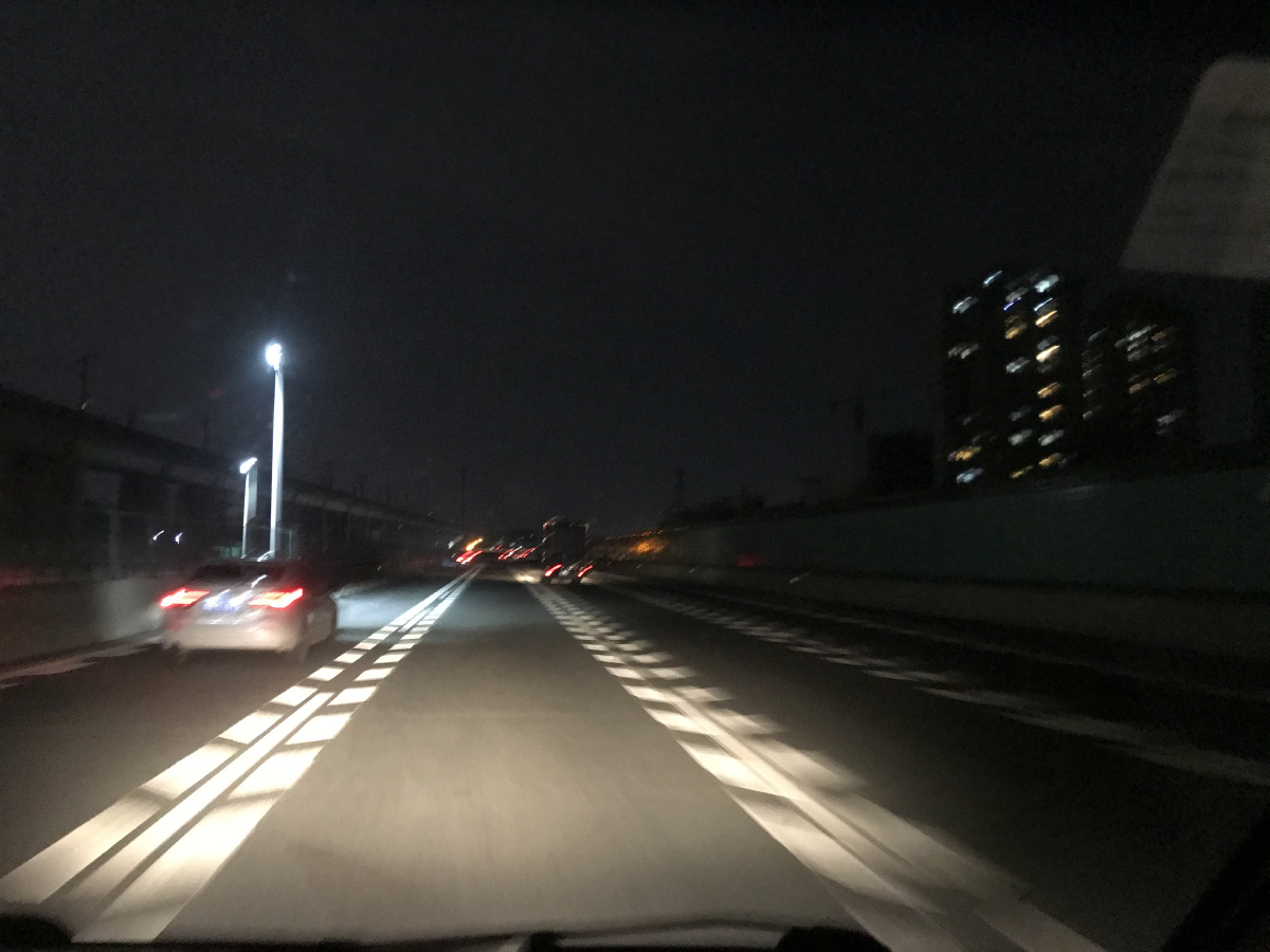 夜晚马路上的一道风景线