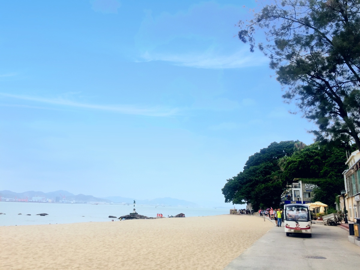 厦门鼓浪屿的蓝天与大海无缝连接漫步沙滩上很惬意