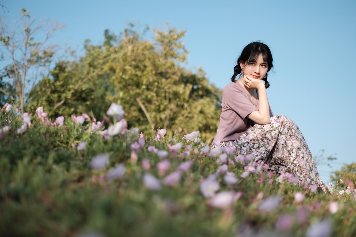 夏日好时节穿花裙子的花姑娘在花田里拍花