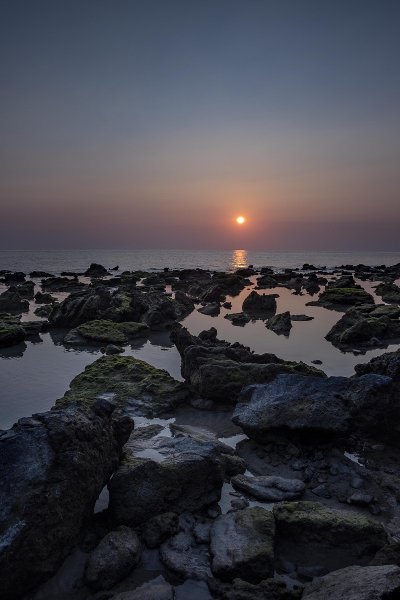 国境之南北海的海日落潮涨五彩石滩