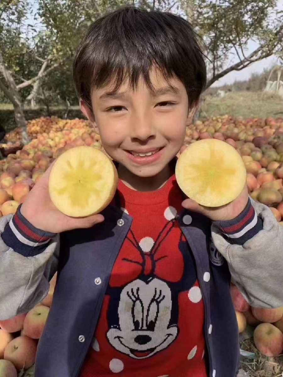 可爱淳朴的新疆阿克苏小朋友和阿克苏冰糖心苹果