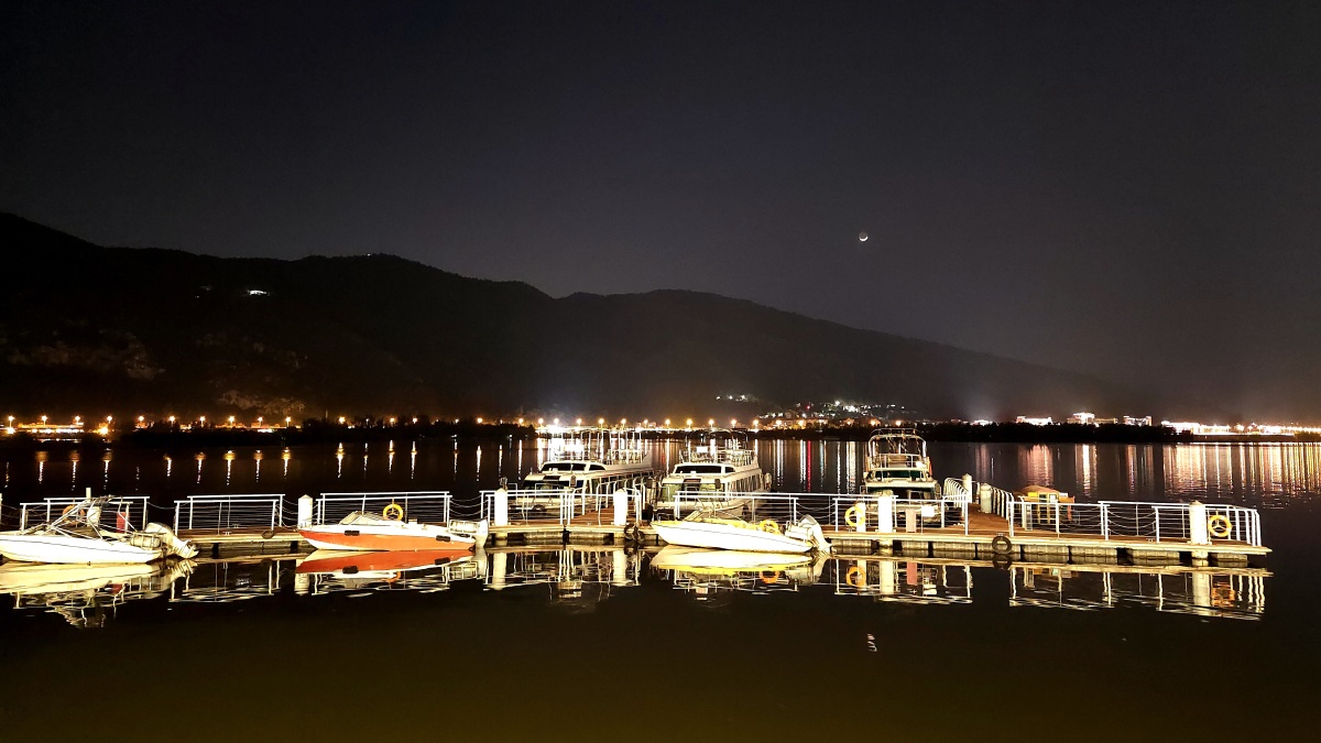 夜晚的滇池如此迷人