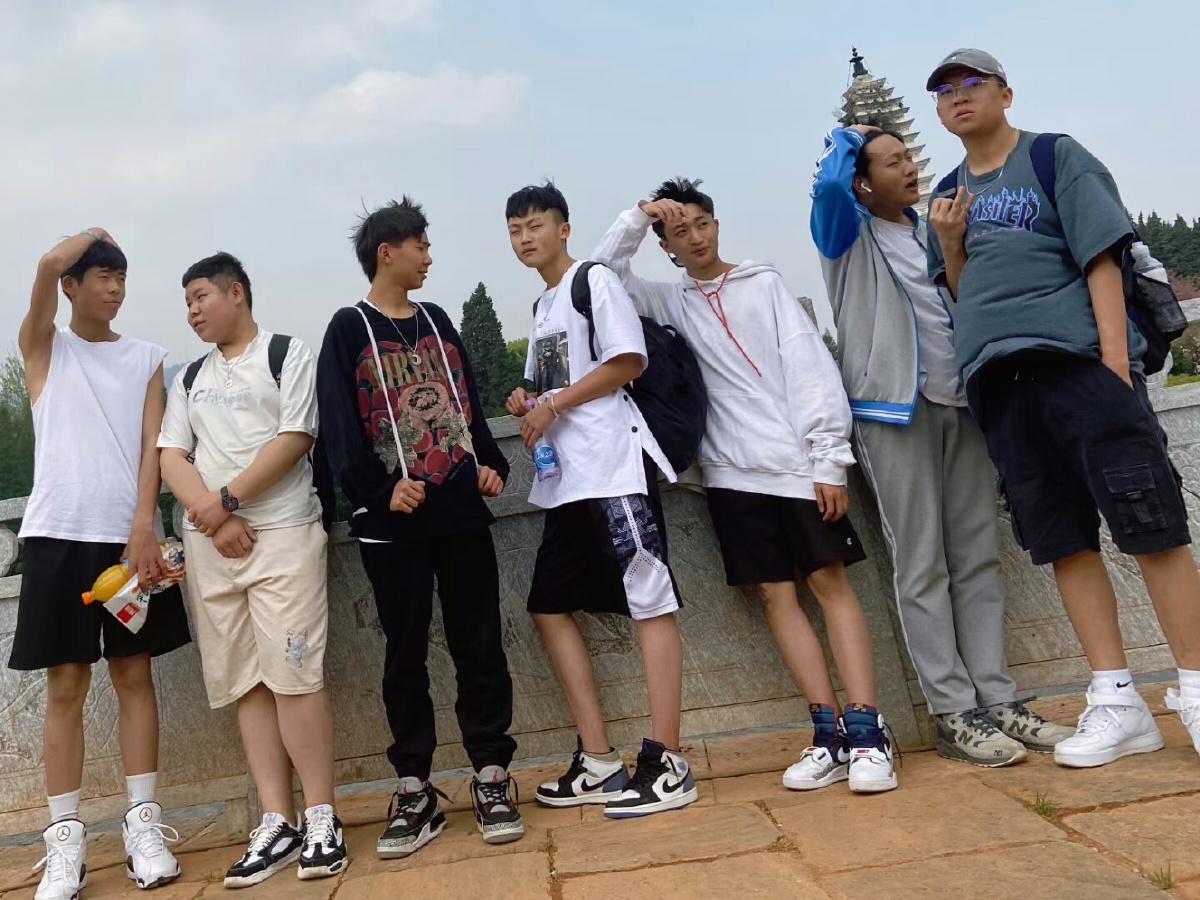 要和帅哥一起去春游