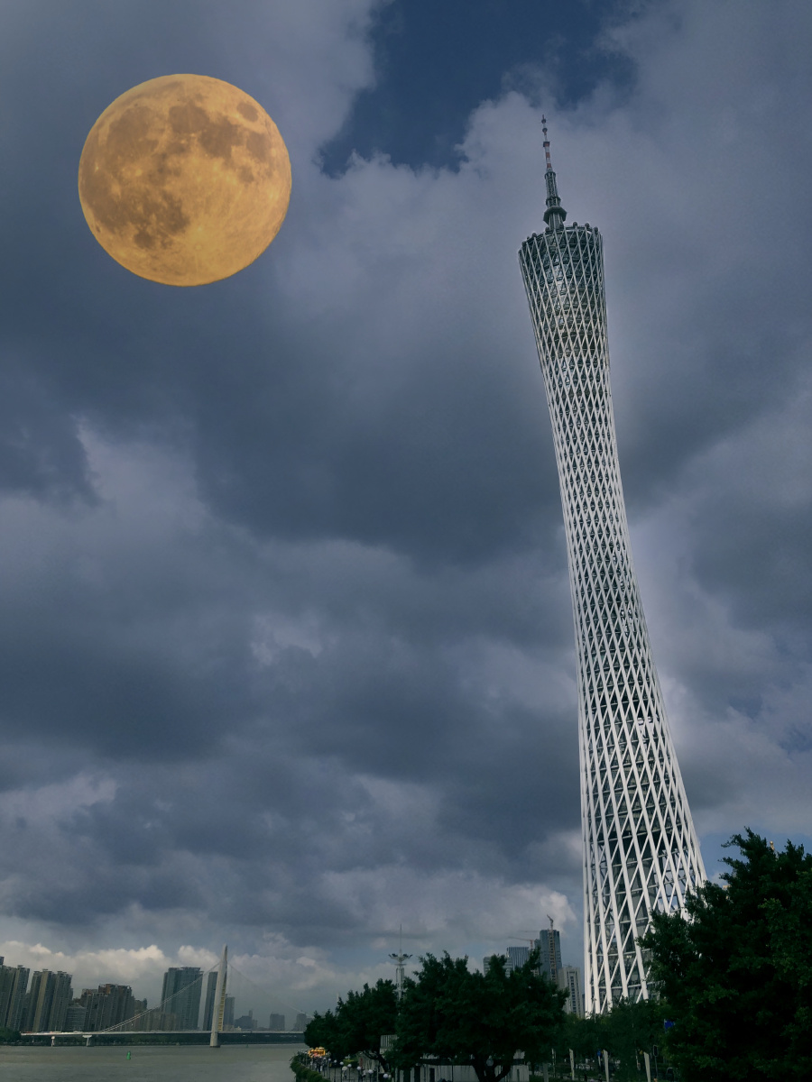 广州塔下的月亮