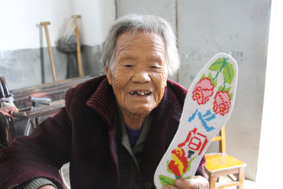 92岁老人纯手工艺术鞋垫