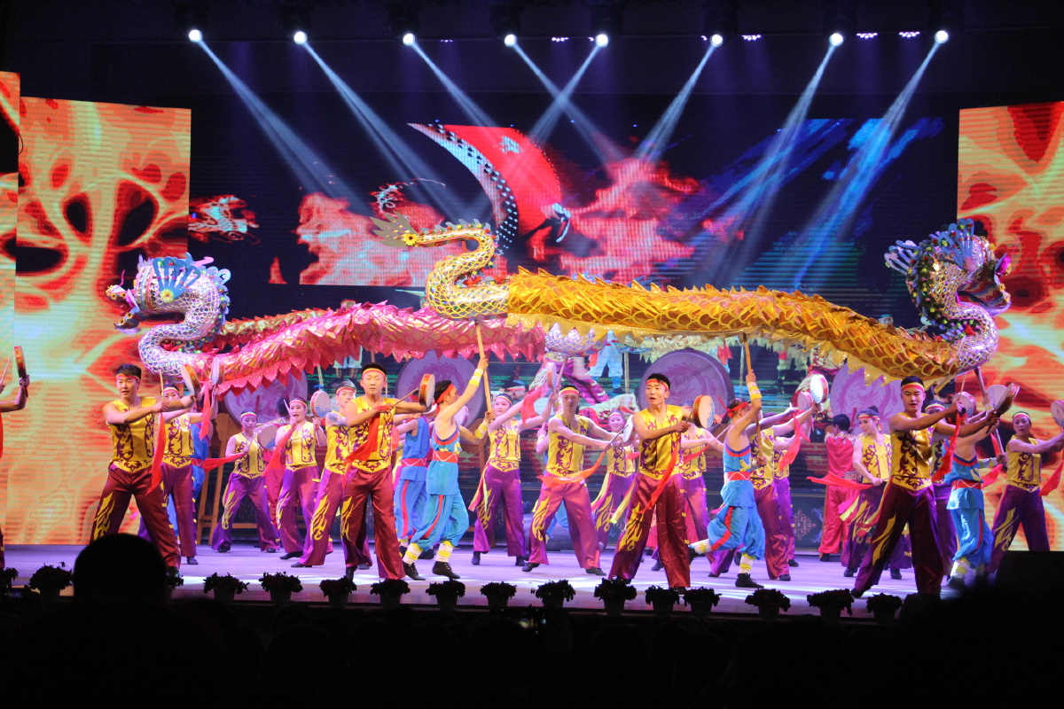 非遗文化"三节龙跳鼓舞"成为迎春晚会最大亮点