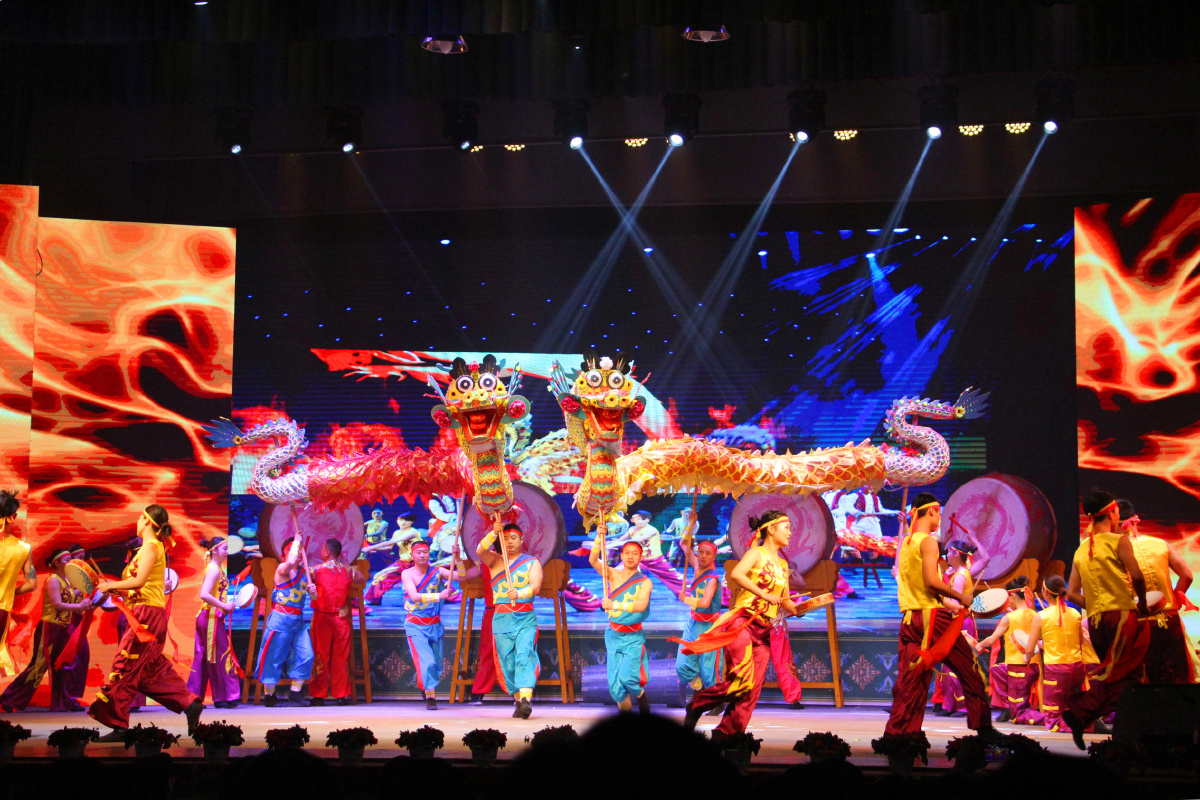 非遗文化"三节龙跳鼓舞"成为迎春晚会最大亮点