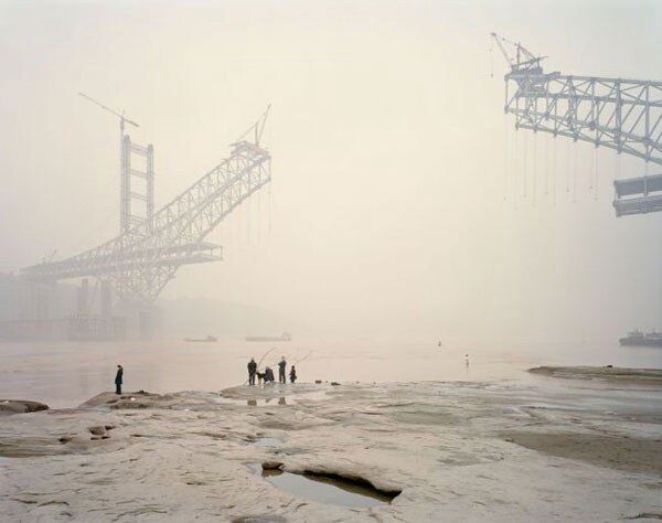 Nadav Kander<br />
这不是原创。。。。NADAV KANDER、是作者<br />
